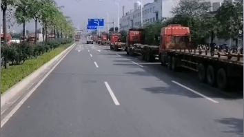 海運價格連跌23周，大量空箱堆積港口！集裝箱物流司機(jī)提前回老家過年